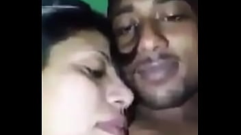 Gadis Desi Panas Berciuman Penuh Gairah