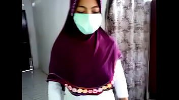 Jilbab Buka-bukaan: Tampil Seksi Dengan Balutan Kain Suci