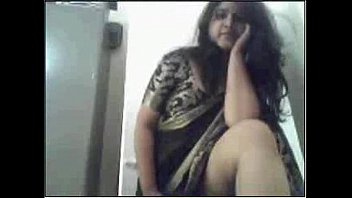 Tante India Melepas Semua Pakaian Dengan Goyangan Menggoda