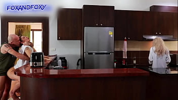 Nyaris Ketahuan Dikentutin Anal Dari Belakang Sambil Ibu Mertua Masak Sarapan Di Dapur
