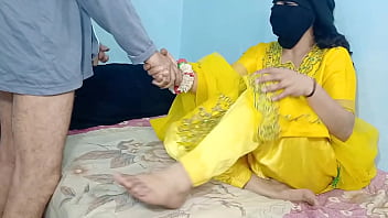 Desi Bhabhi Berdress Kuning, Nungging Dan Menggoyang Ganas Dengan Cowgirl Dan Reverse Cowgirl, Dientot Mentah Hingga Meraung-raung
