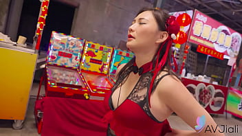 Gadis Cina Mio Digitu Di Tengah Keramaian Pasar Malam.