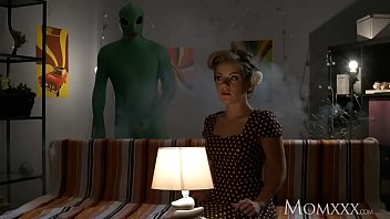 Ibu Rumah Tangga Kesepian Dihardik Alien Hingga Tuntas Di Malam Halloween