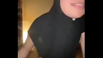 Mengeksploitasi Lubang Mesum Yang Ketat Dengan Batang Besar Dan Jilbab