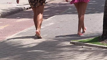 Gadis Polos Nan Seksi Berjalan Ke Pantai Dengan Pantat Yang Menggoda!
