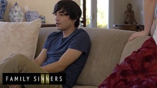 Induk Tiri Bunny Madison Menghibur Ricky Spanish Yang Patah Hati Dengan Rayuan Mesra