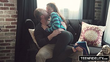 Holly Hendrix Tukar Anal Demi Creampie Yang Menggoda