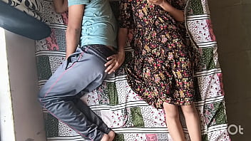 Bhabhi Desi Shivani Menggoda Devar Yang Tertidur Dan Menungganginya Dengan Pose Amazon Yang Liar.