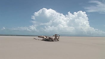 Tiga Badan Bergelora Di Pantai Dengan Mama Hitam Yang Menggoda