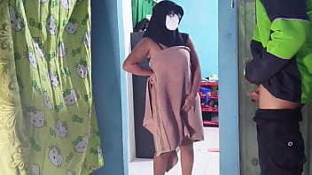 Tukang Antar Makanan Ngejebret Aku Lagi Asyik Ngentot Sendiri