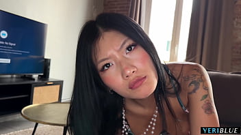 Kakak Tiriku Ketahuan Lagi Kirim Foto Bugil Ke Cowok Lain!