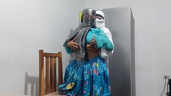 Arab Panas Menggila Di Depan Kulkas Hingga Orgasme Memuncak – Adegan Ranjang Nyata